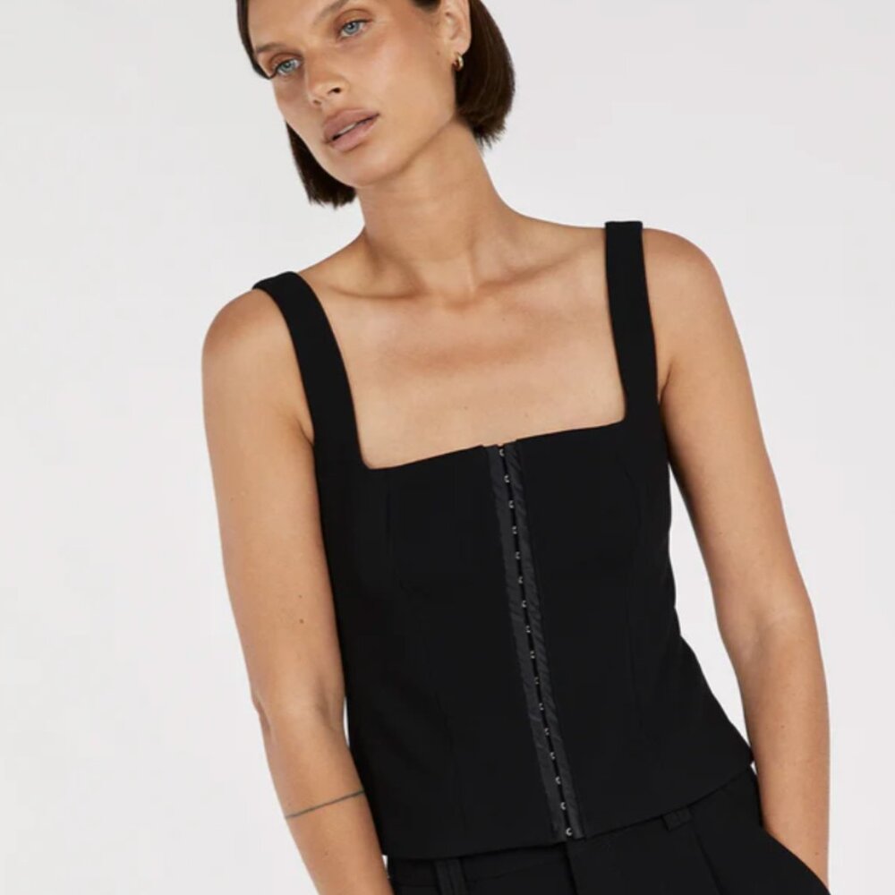 DISSH Hook and Eye Top